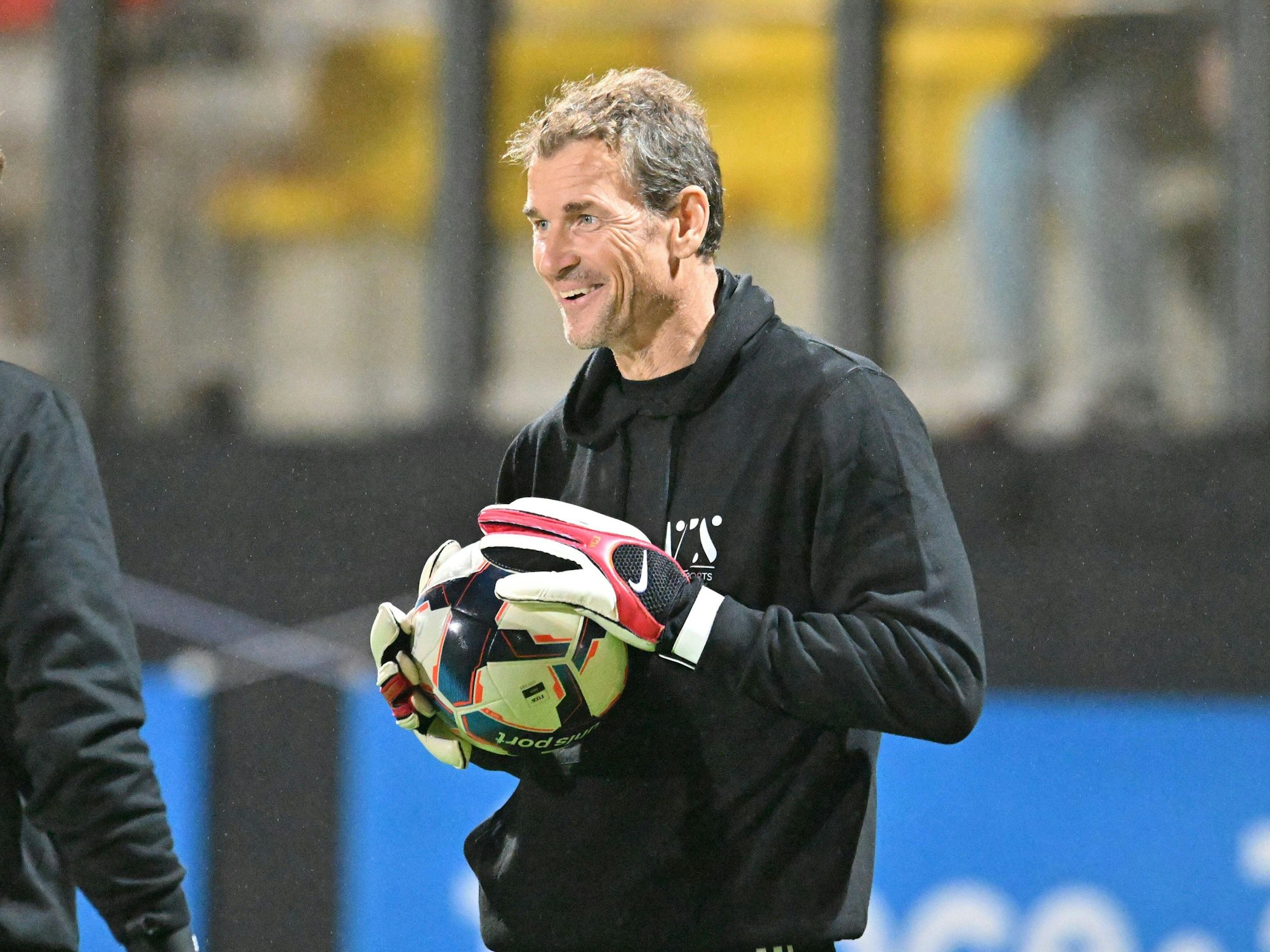 Jens Lehmann mit einem Ball in den Händen.