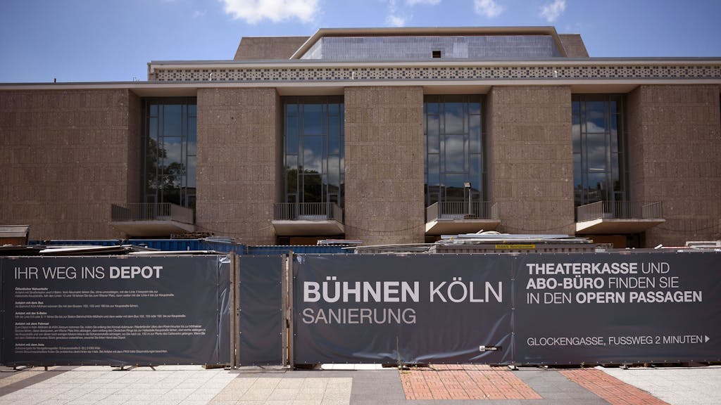 Plakate mit der Aufschrift «Bühnen Köln Sanierung» am Zaun rund um Oper und Schauspielhaus in Köln, aufgenommen am 03.07.2017.&nbsp;