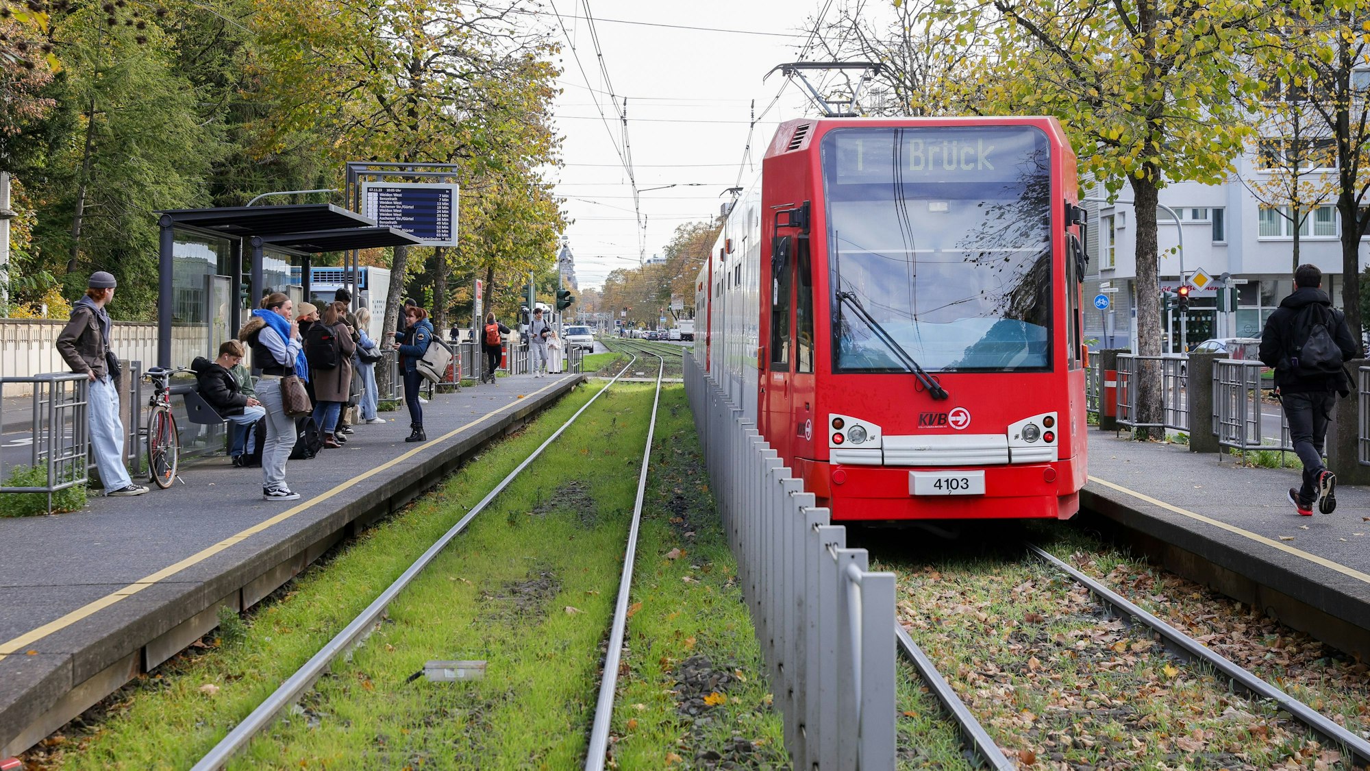 Die KVB-Haltestelle Melaten an der Aachener Straße.
Dort soll eine Wendeanlage entstehen, die den Bahnen einen Gleiswechsel ermöglicht.