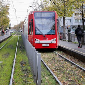 Die KVB-Haltestelle Melaten an der Aachener Straße.
Dort soll eine Wendeanlage entstehen, die den Bahnen einen Gleiswechsel ermöglicht.&nbsp;