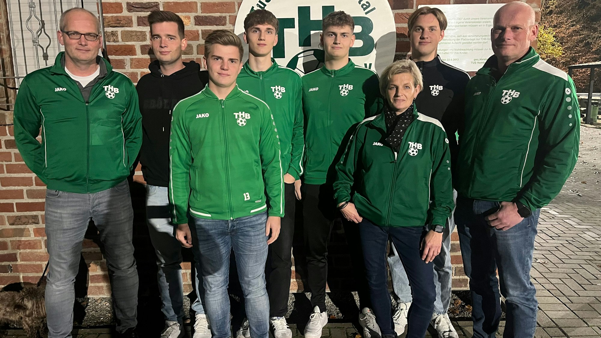 Vor dem Vereinszeichen des TuS Homburg-Bröltal steht die Familie: Thomas, Janosch, Linus, Niklas, Yannick, Tanja, Fin und Andreas Ott..