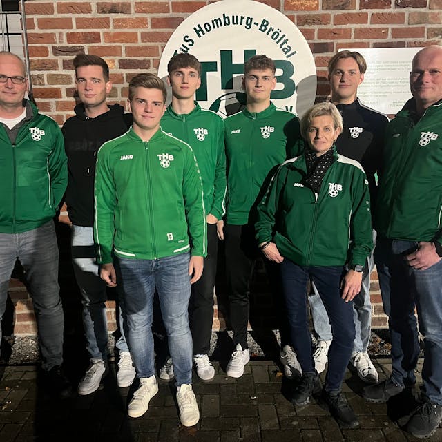 Vor dem Vereinszeichen des TuS Homburg-Bröltal steht die Familie: Thomas, Janosch, Linus, Niklas, Yannick, Tanja, Fin und Andreas Ott..
