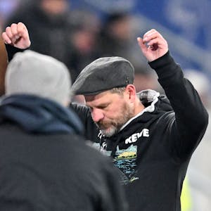 FC-Trainer Steffen Baumgart jubelt nach dem Sieg gegen den SV Darmstadt.