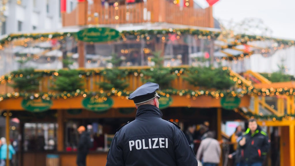 Ein Polizist an einem Weihnachtsmarkt in Hannover.