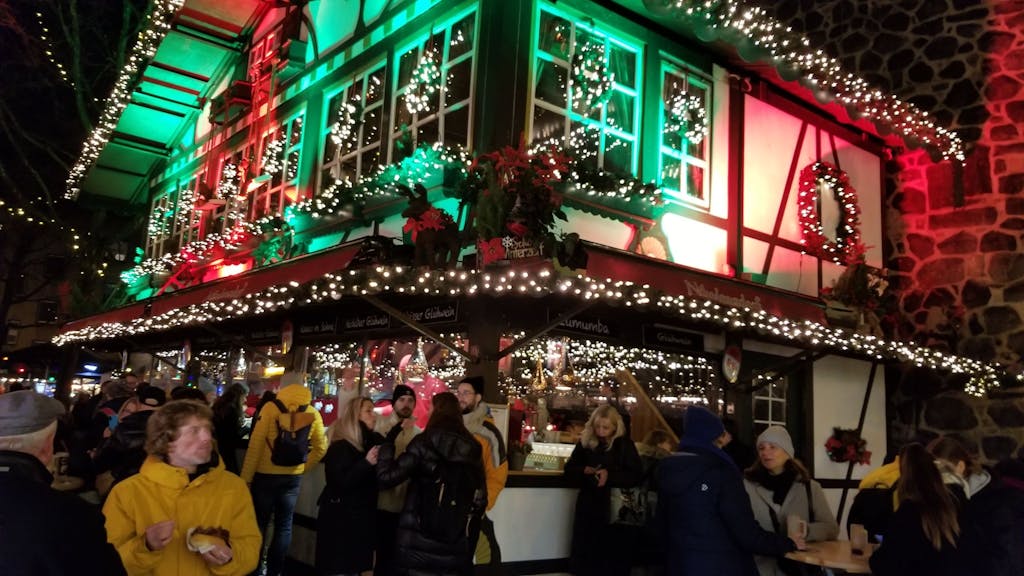 Blick auf einen Glühweinstand auf dem Weihnachtsmarkt am Rudolfplatz.