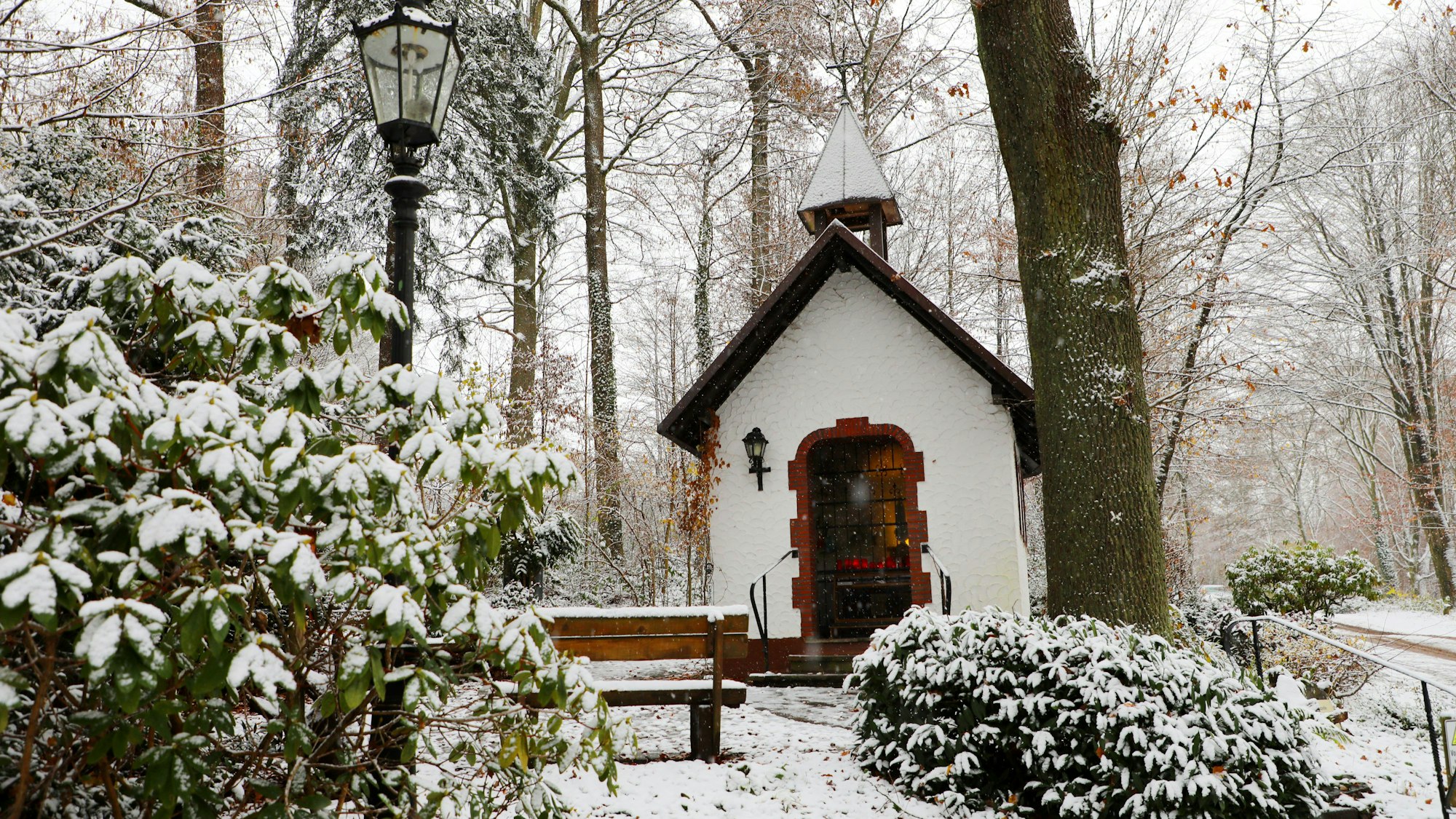 Kapelle im Wald und im Schnee