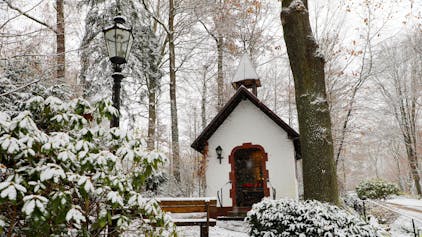 Kapelle im Wald und im Schnee