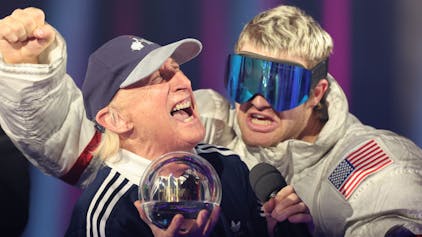 Ski Aggu (r) und Otto Waalkes freuen sich über ihren Preis "Bester Song" bei der Preisverleihung "1Live Krone" im Lokschuppen Bielefeld.