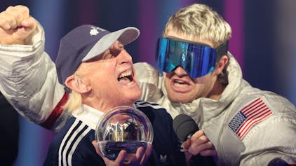 Ski Aggu (r) und Otto Waalkes freuen sich über ihren Preis "Bester Song" bei der Preisverleihung "1Live Krone" im Lokschuppen Bielefeld.