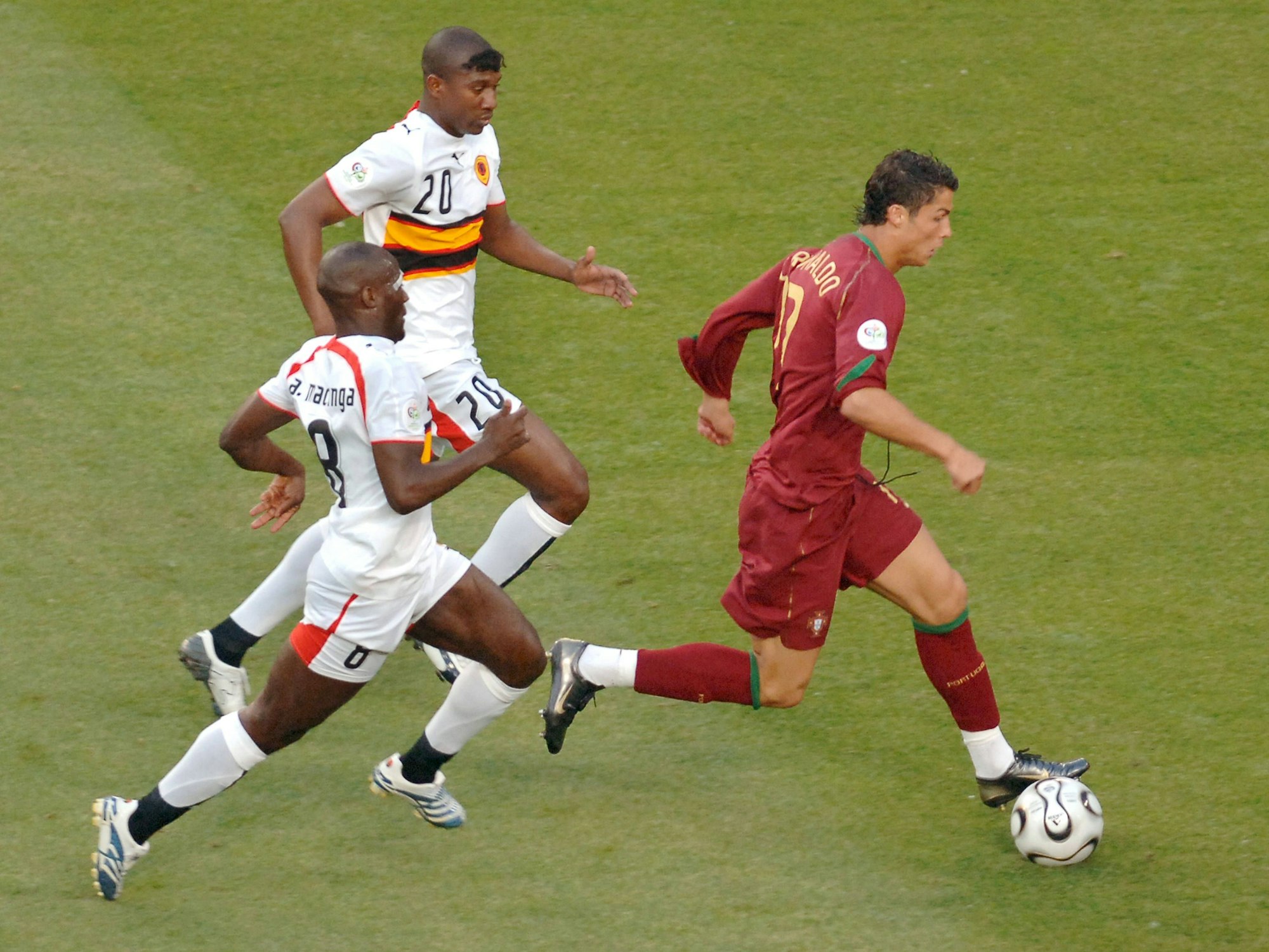 Cristiano Ronaldo im Zweikampf mit angolanischen Spielern.