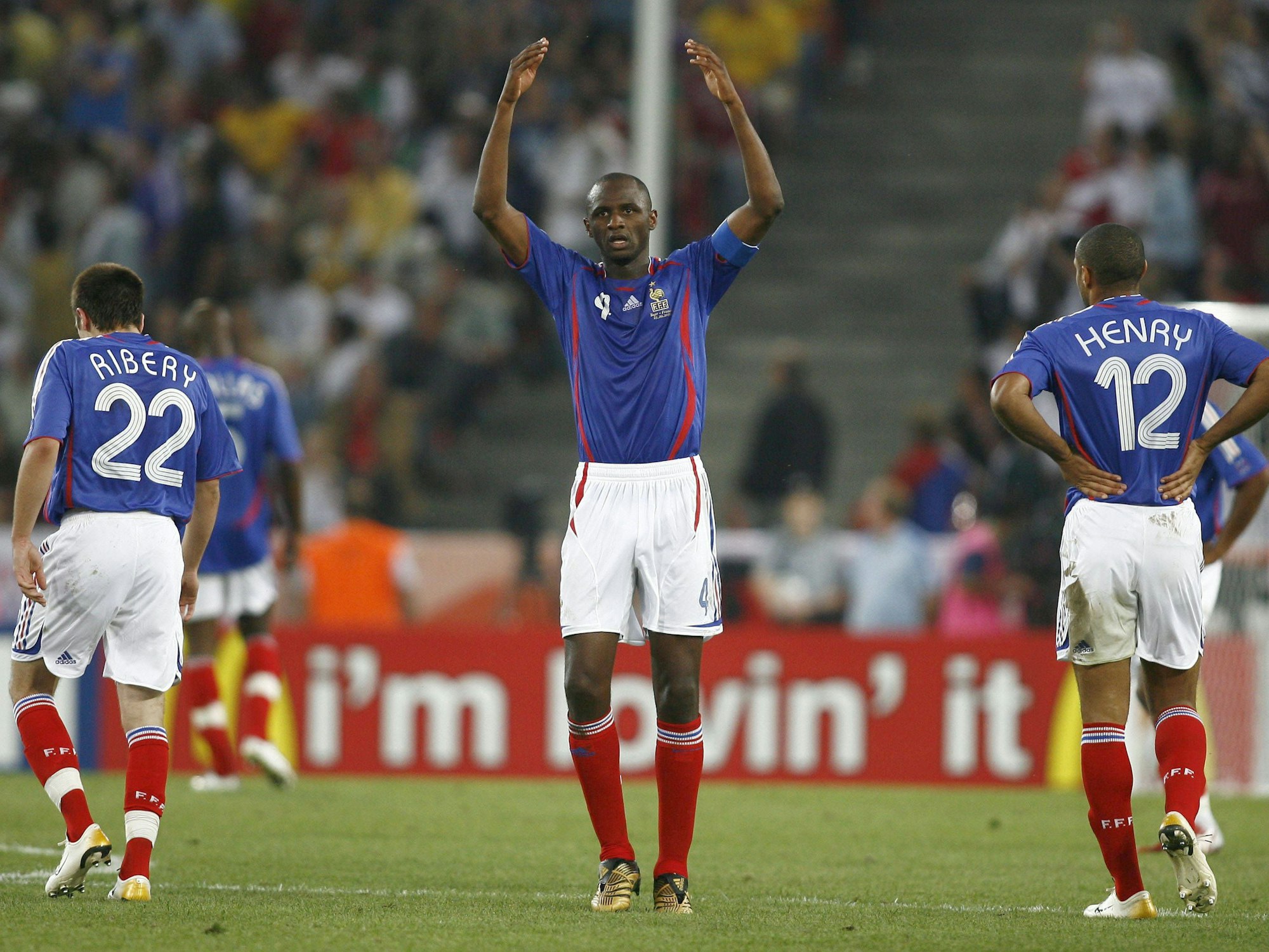 Patrick Vieira jubelt über sein Tor gegen Togo.
