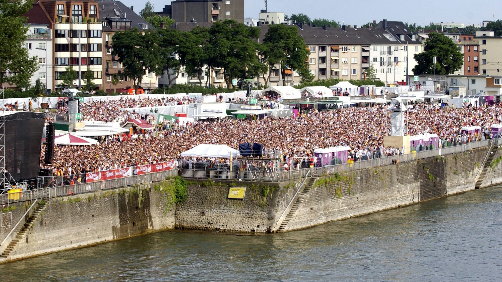 Deutsche Fans beim FIFA Fanfest vor der Großleinwand in Köln.