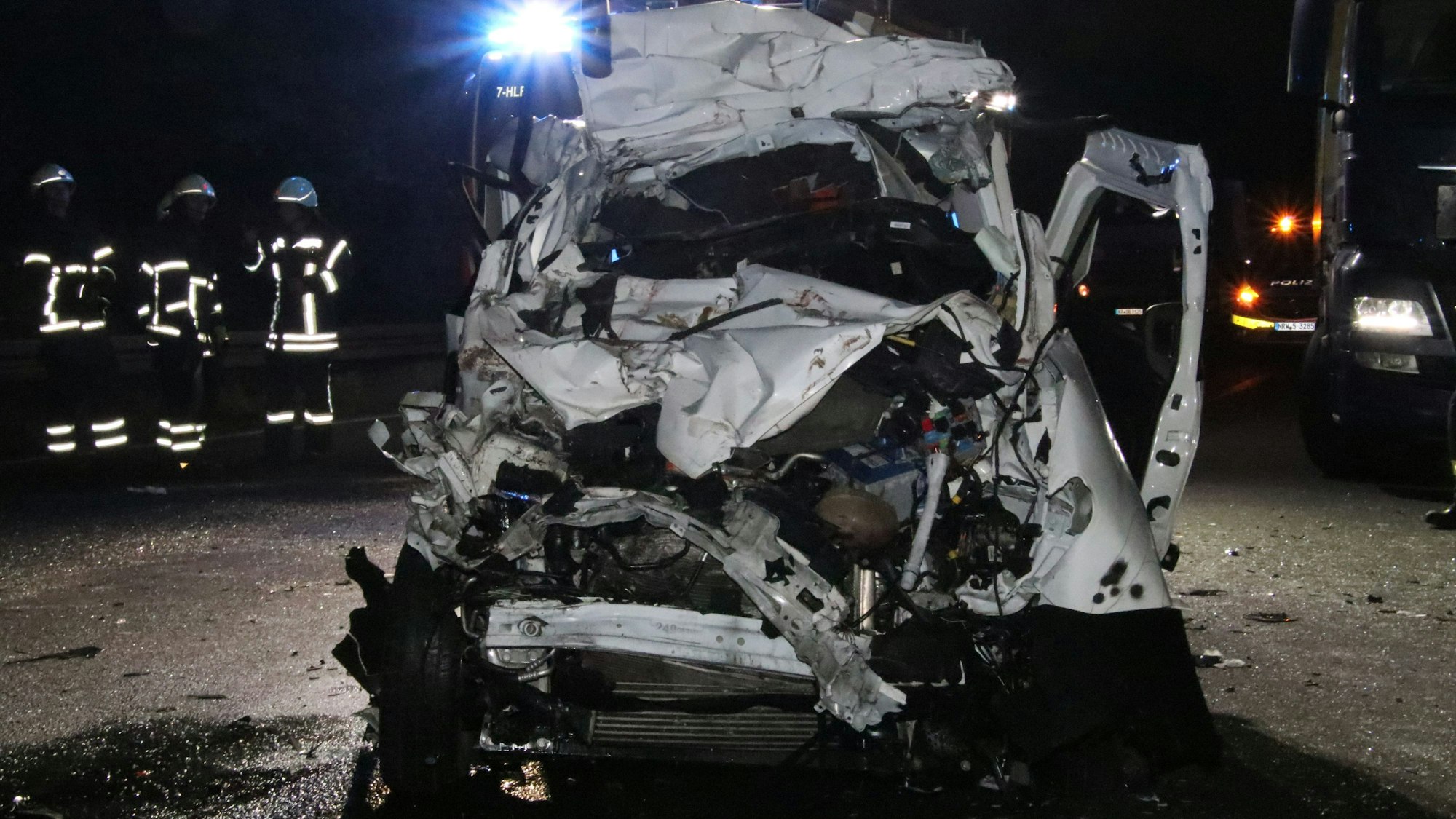 Der Fahrer eines Kleinlasters ist bei einem Unfall am Freitag, 1. Dezember, auf der A59 bei der Anschlussstelle Wahn ums Leben gekommen. Er kollidierte mit einem Lkw.