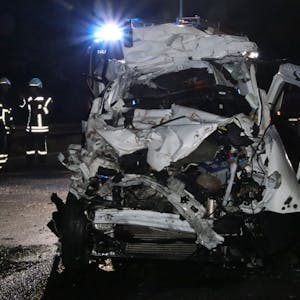 Der Fahrer eines Kleinlasters ist bei einem Unfall am Freitag, 1. Dezember, auf der A59 bei der Anschlussstelle Wahn ums Leben gekommen. Er kollidierte mit einem Lkw.