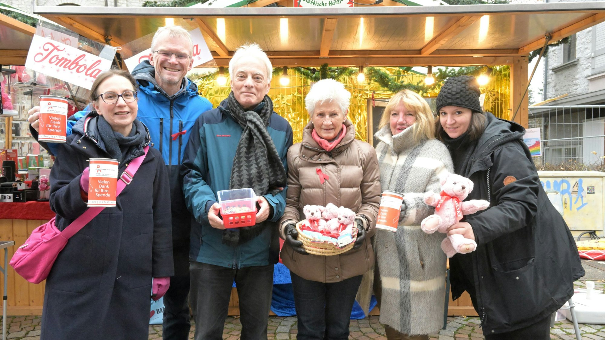 Das Foto zeigt Politiker, die am Sozialstand auf dem Gladbacher Weihnachtsmarkt für die Arbeit der Aids-Hilfe sammelten.