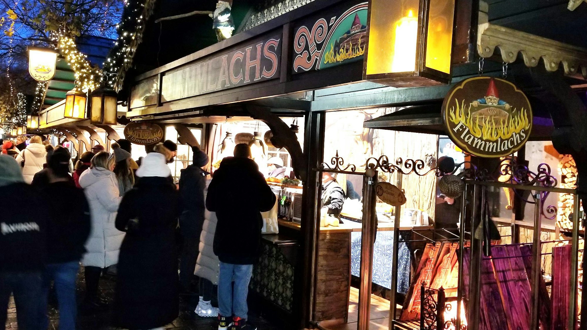 Der Flammlachs-Stand am 29. November 2023 auf dem Kölner Weihnachtsmarkt am Heumarkt.