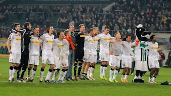Die Borussia-Spieler feiern vor der Nordkurve.