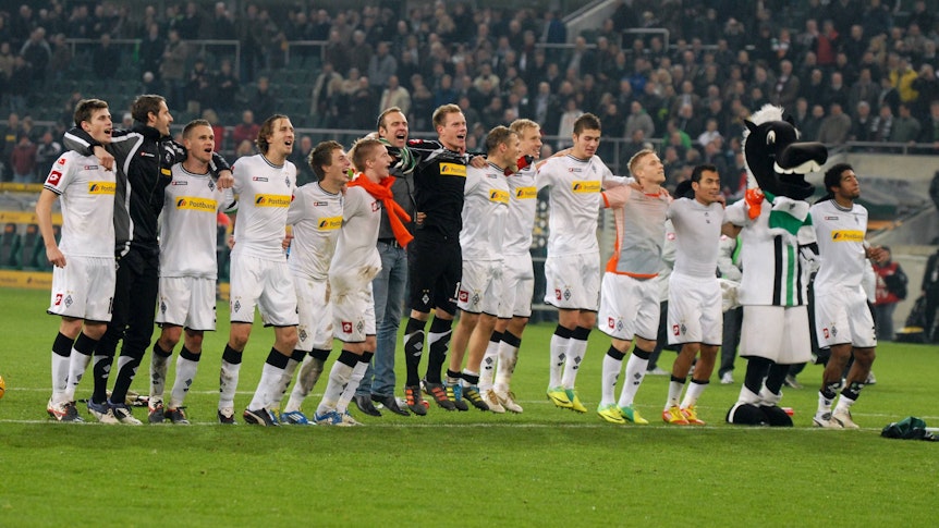 Die Borussia-Spieler feiern vor der Nordkurve.