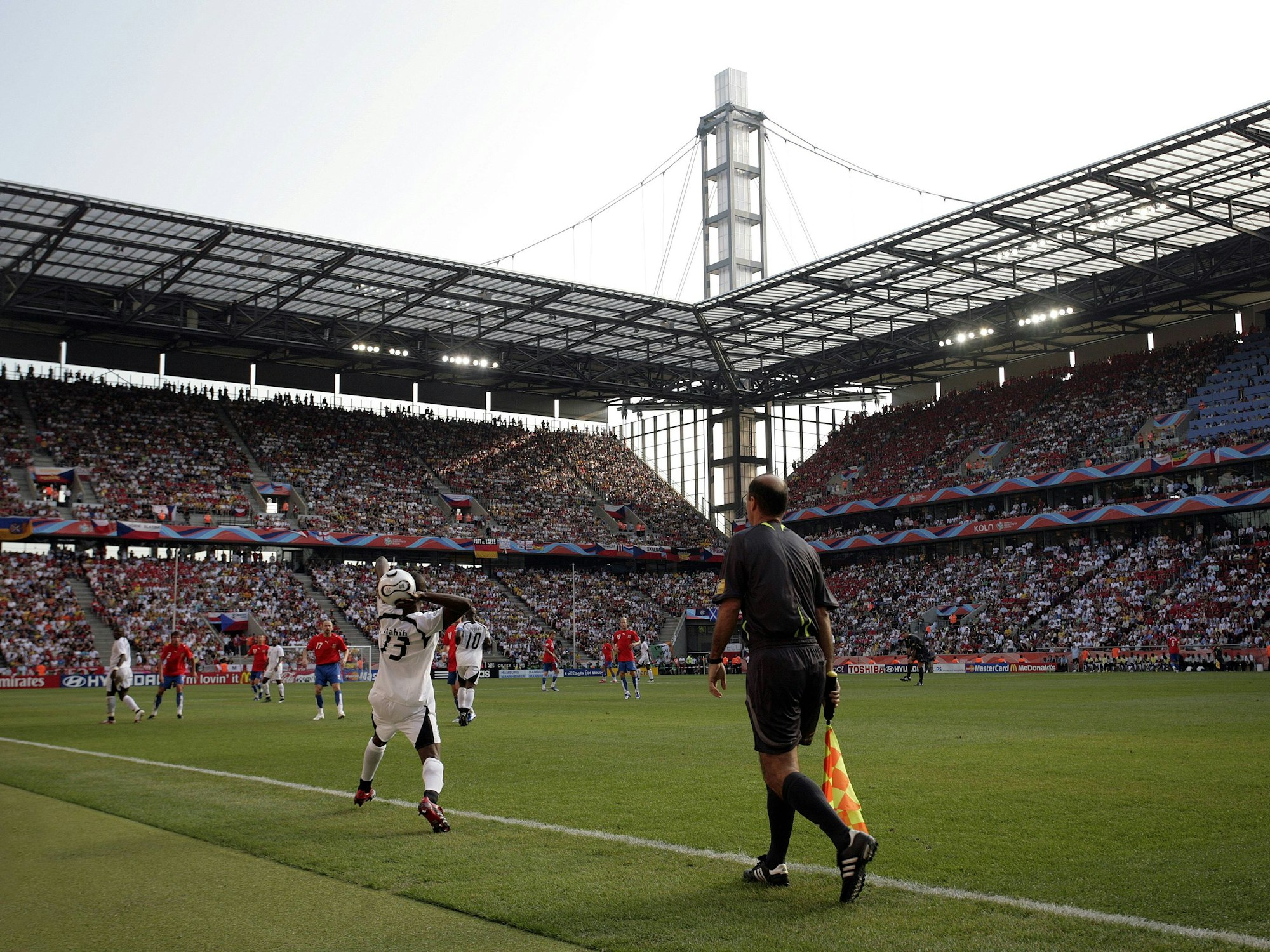 Einwurf von Ghana im Rhein-Energie-Stadion beim Spiel gegen Tschechien.
