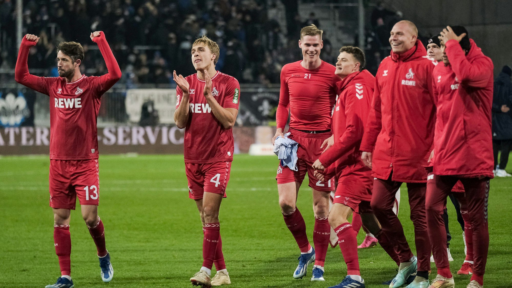 Die Spieler des 1. FC Köln bednaken sich nach dem Erfolg in Darmstadt bei den mitgereisten FC-Fans.