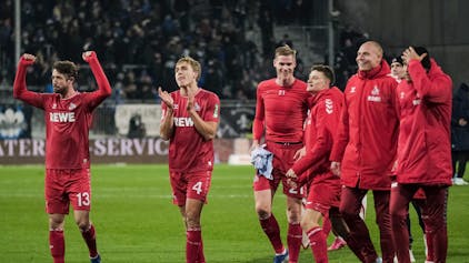 Die Spieler des 1. FC Köln bednaken sich nach dem Erfolg in Darmstadt bei den mitgereisten FC-Fans.