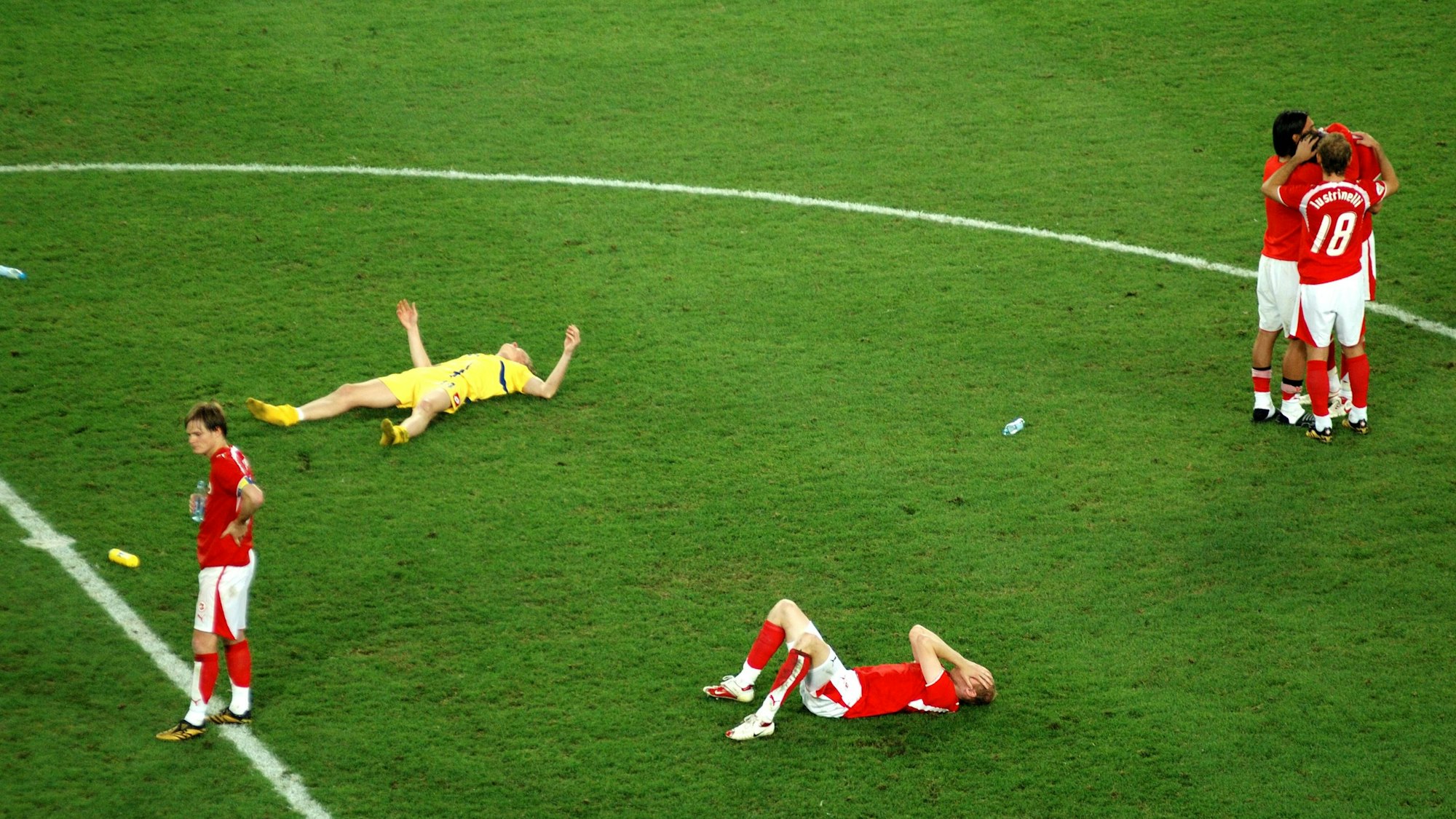 Die Schweizer Spieler liegen nach dem verlorenen Elfmeterschießen gegen die Ukraine auf dem Rasen des Rhein-Energie-Stadions.