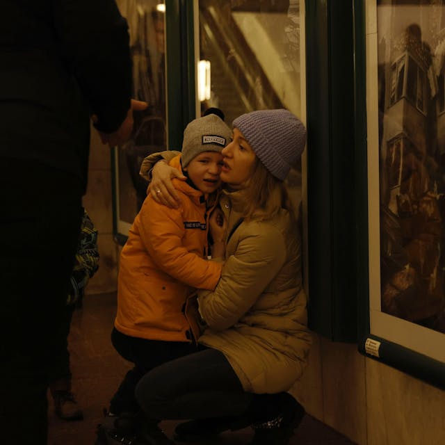 Eine Mutter tröstet ihr Kind während Menschen an Silvester Schutz in einer U-Bahn-Station suchen. Kurz vor und auch nach dem Jahreswechsel haben russische Drohnen erneut das Land angegriffen. Im Süden und Osten der Ukraine, sowie in Kiew wurde Luftalarm ausgelöst. +++ dpa-Bildfunk +++