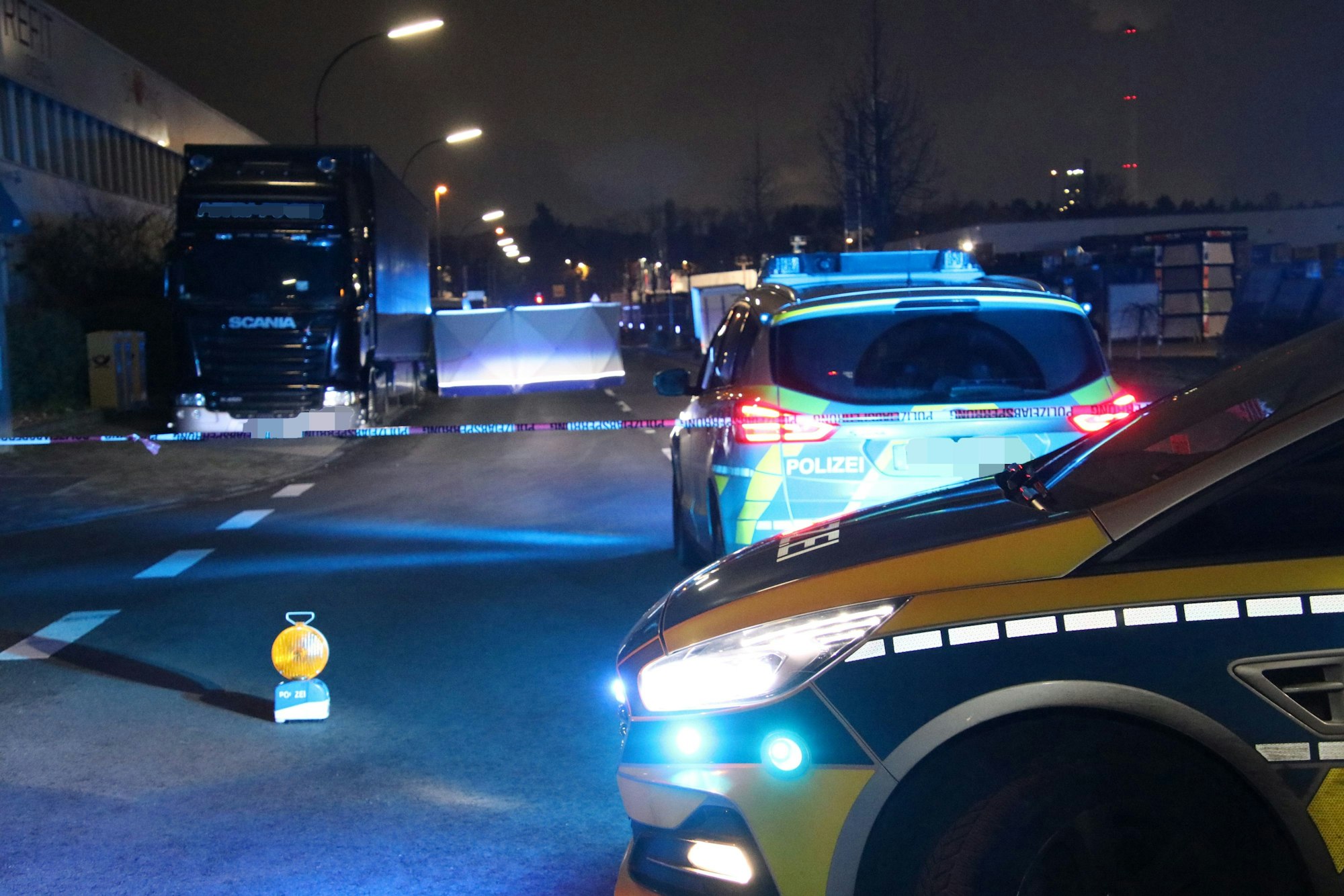 Ein Motorradfahrer ist bei einem schweren Verkehrsunfall in der Emil-Hoffmann-Straße in Köln-Hahnwald am Freitag, 1. Dezember, ums Leben gekommen.