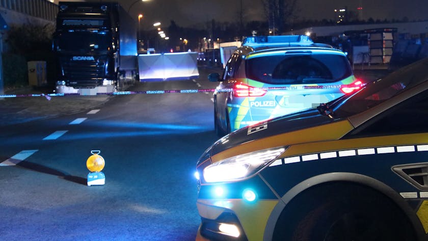 Ein Motorradfahrer ist bei einem schweren Verkehrsunfall in der Emil-Hoffmann-Straße in Köln-Hahnwald am Freitag, 1. Dezember, ums Leben gekommen.