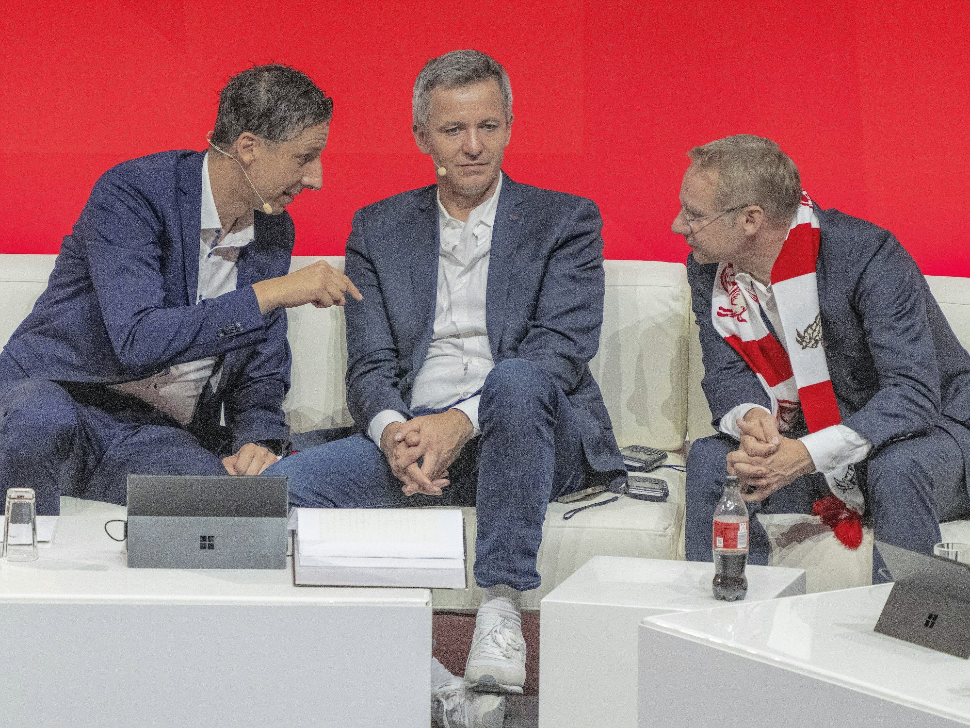 Mitgliederversammlung beim 1. FC Köln: Christian Keller (Geschäftsfüher, l.) spricht mit Philipp Türoff (Geschaeftsfuehrer) und Vizepräsident Eckhard Sauren. (r.)