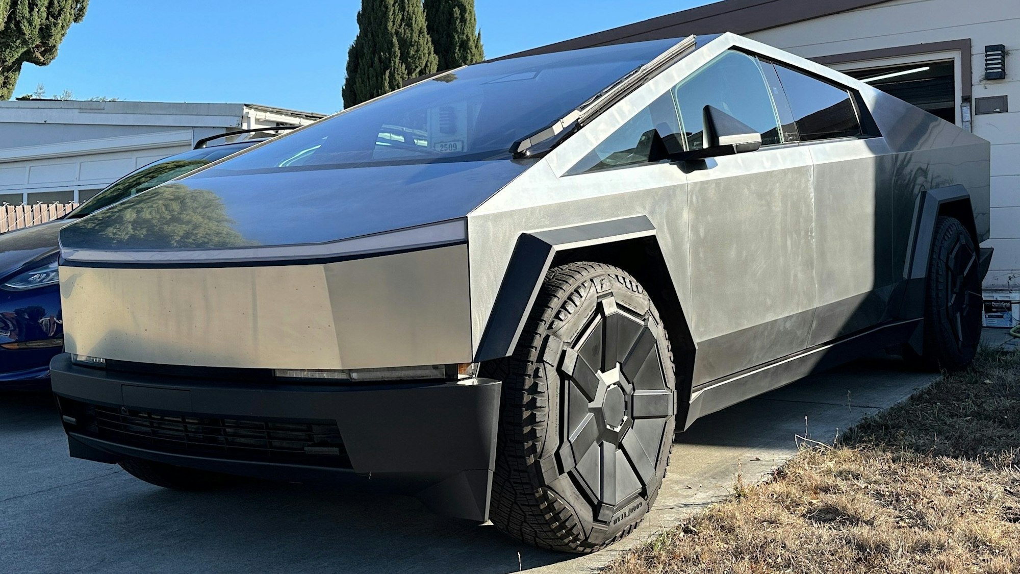 Ein Fahrzeug von Teslas Elektro-Pickup Cybertruck-Baureihe parkt vor einer Garage im Silicon Valley.