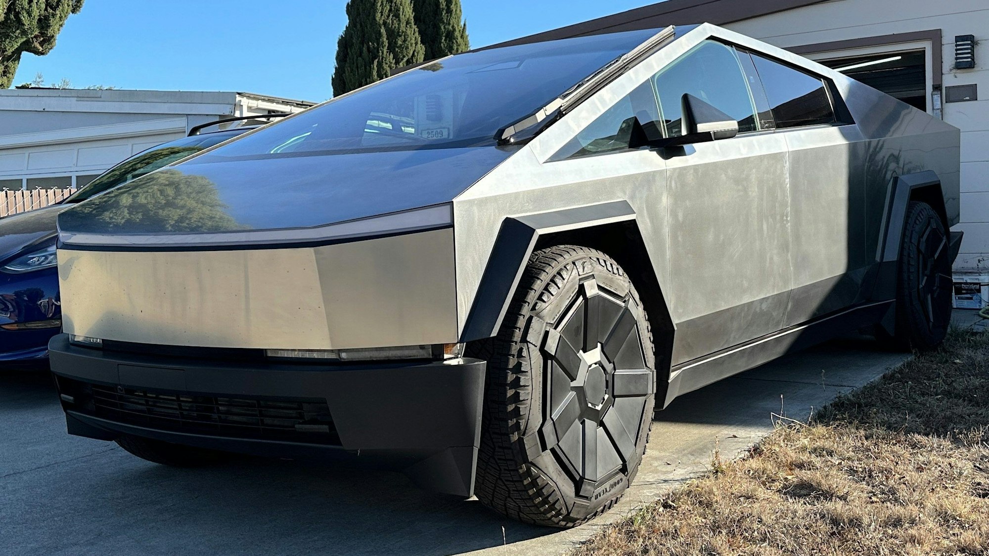 Ein Fahrzeug von Teslas Elektro-Pickup «Cybertruck» Baureihe parkt vor einer Garage im Silicon Valley.