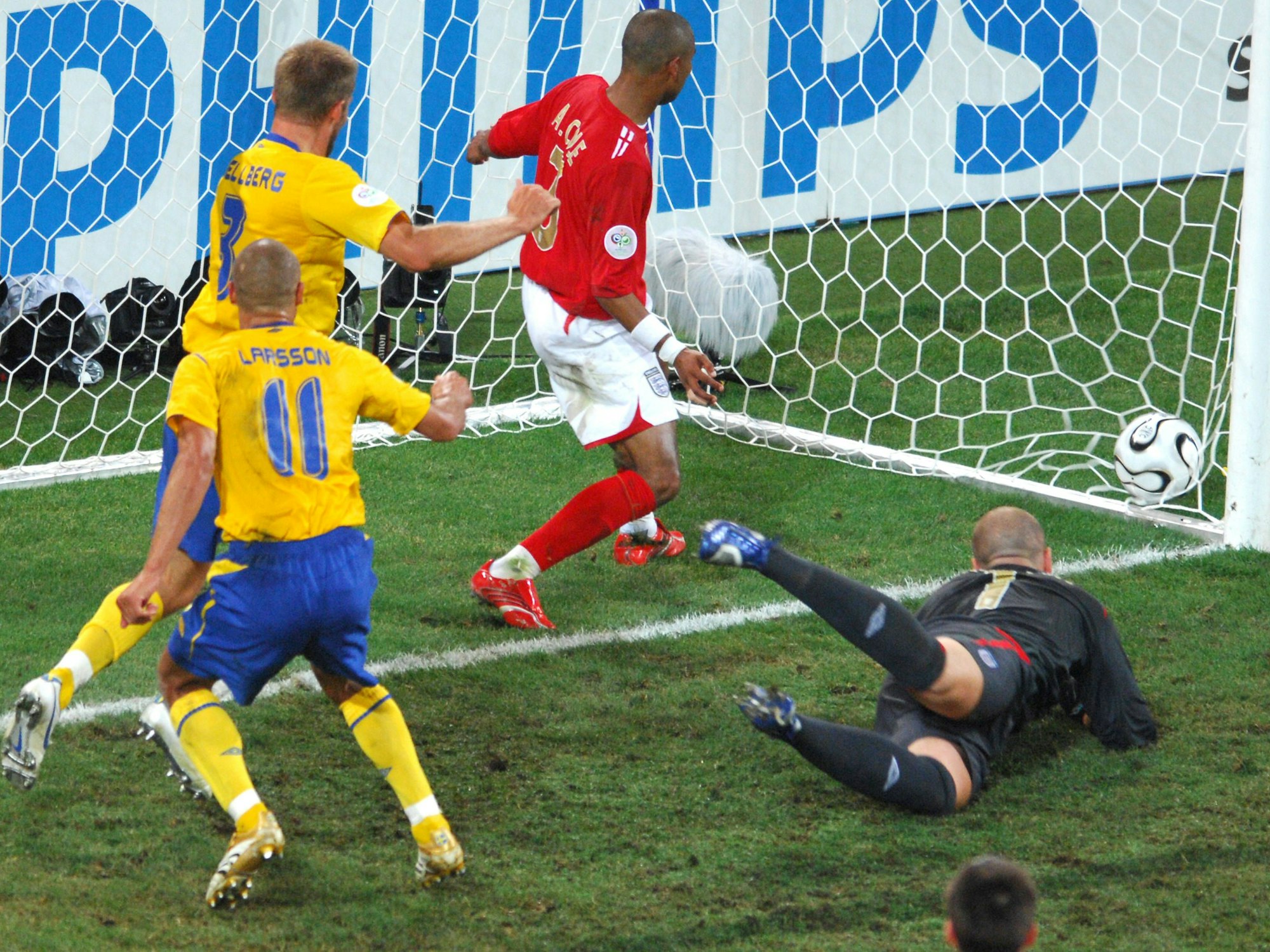 Schweden-Star Henrik Larsson erzielt in der 90. Minute den Ausgleich gegen die Engländer beim letzten Gruppenspiel im Kölner Rhein-Energie-Stadion.
