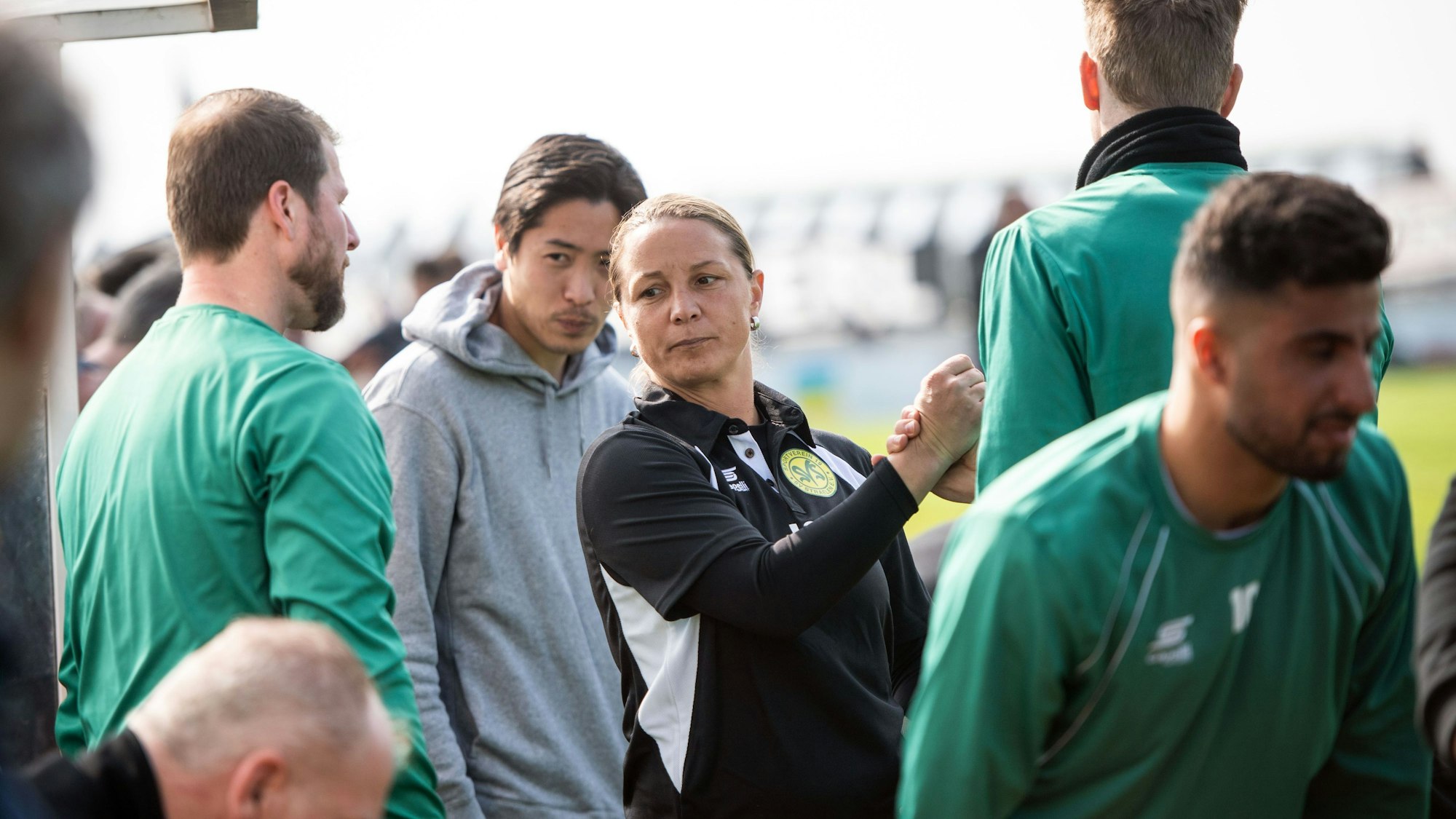 Inka Grings, Trainerin des SV Straelen, klatscht nach dem Spiel mit ihrem Team ab.