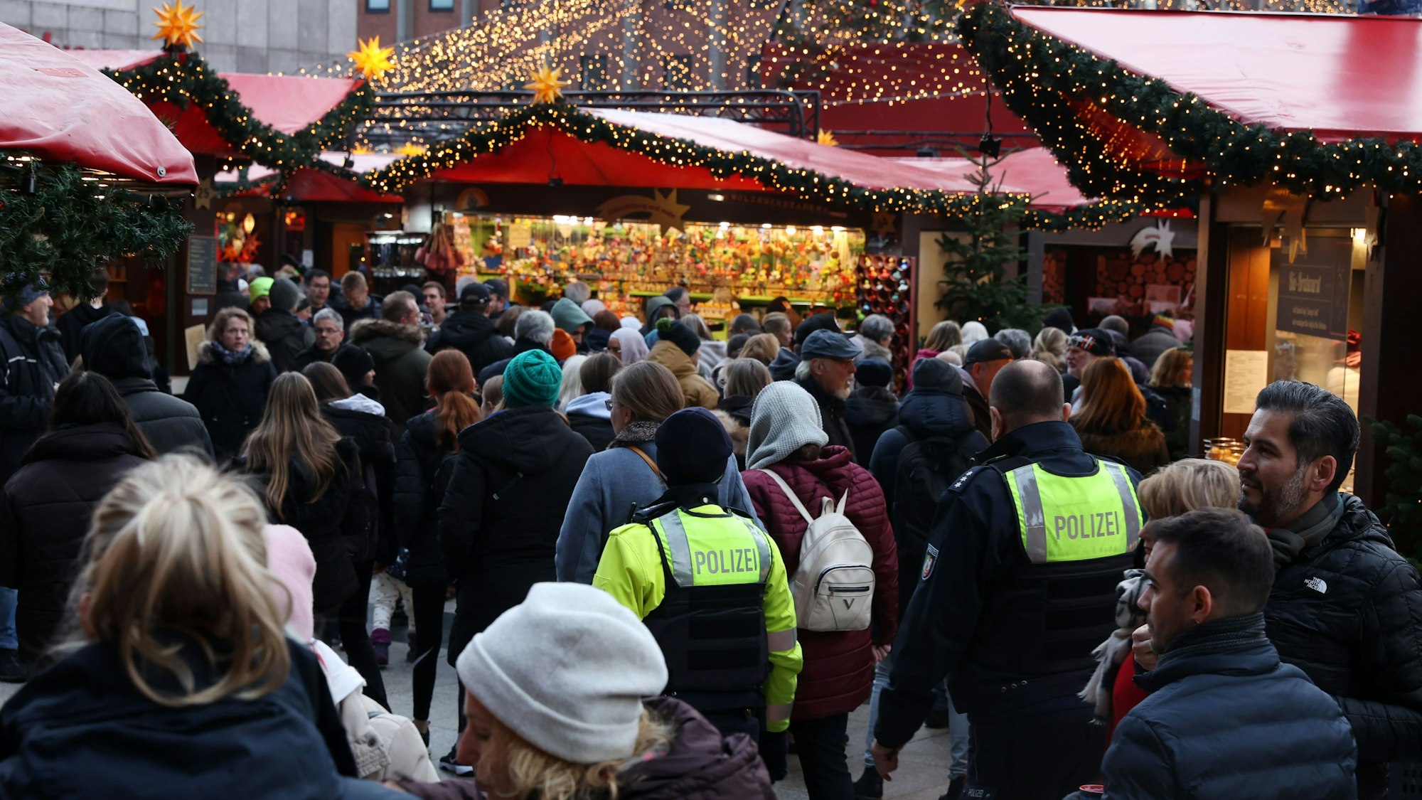 Polizistenstreife auf dem Weihnachtsmarkt am Dom