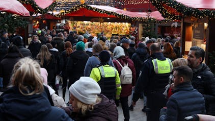 Polizistenstreife auf dem Weihnachtsmarkt am Dom