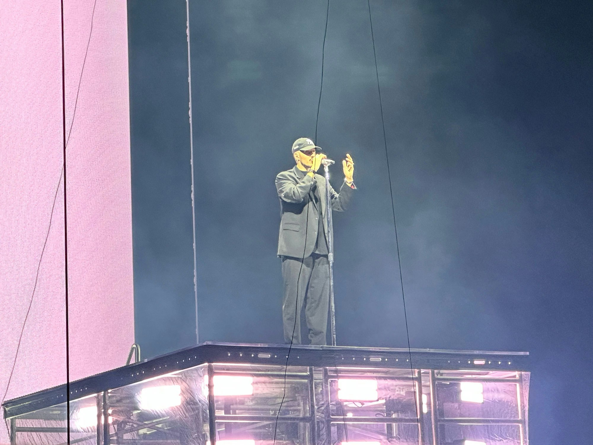 Der Rapper RIN steht auf der Bühne der Lanxess Arena auf seinem Konzert am 01. Dezember 2023.