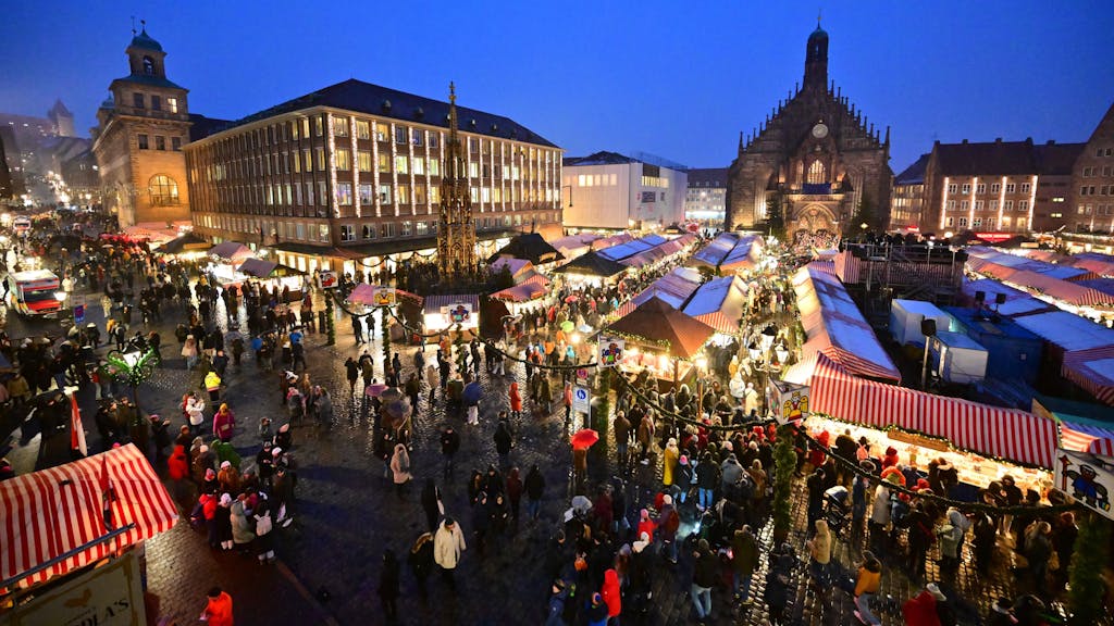 Der Nürnberger Christkindlesmarkt auf dem Hauptmarkt der Stadt.