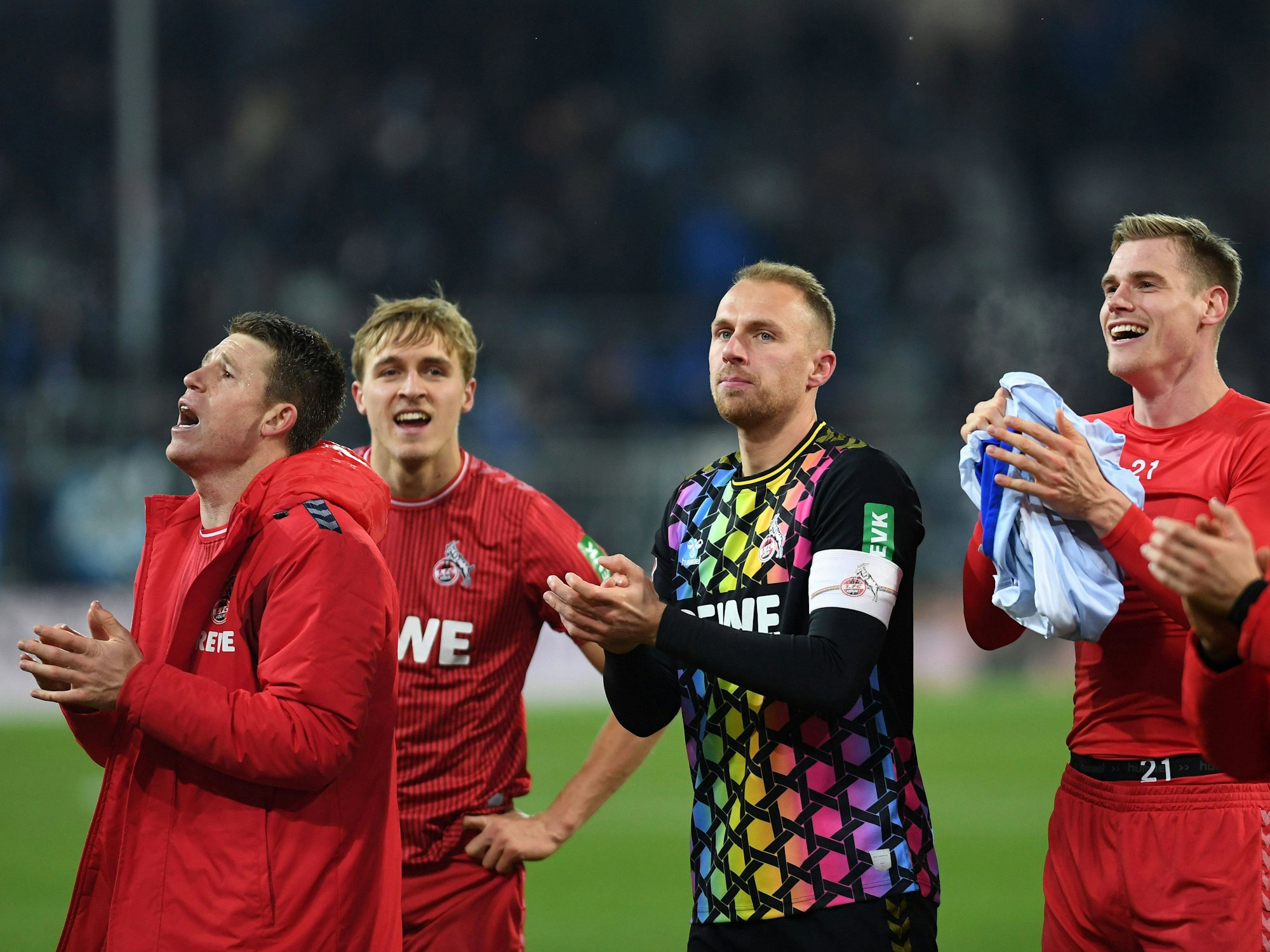 Stadion am Böllenfalltor: Die Spieler des 1. FC Köln bedanken sich bei den mitgereisten Fans nach dem 1:0-Sieg in Darmstadt.