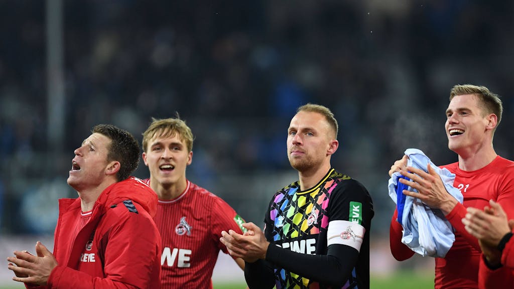 Stadion am Böllenfalltor: Die Spieler des 1. FC Köln bedanken sich bei den mitgereisten Fans nach dem 1:0-Sieg in Darmstadt.