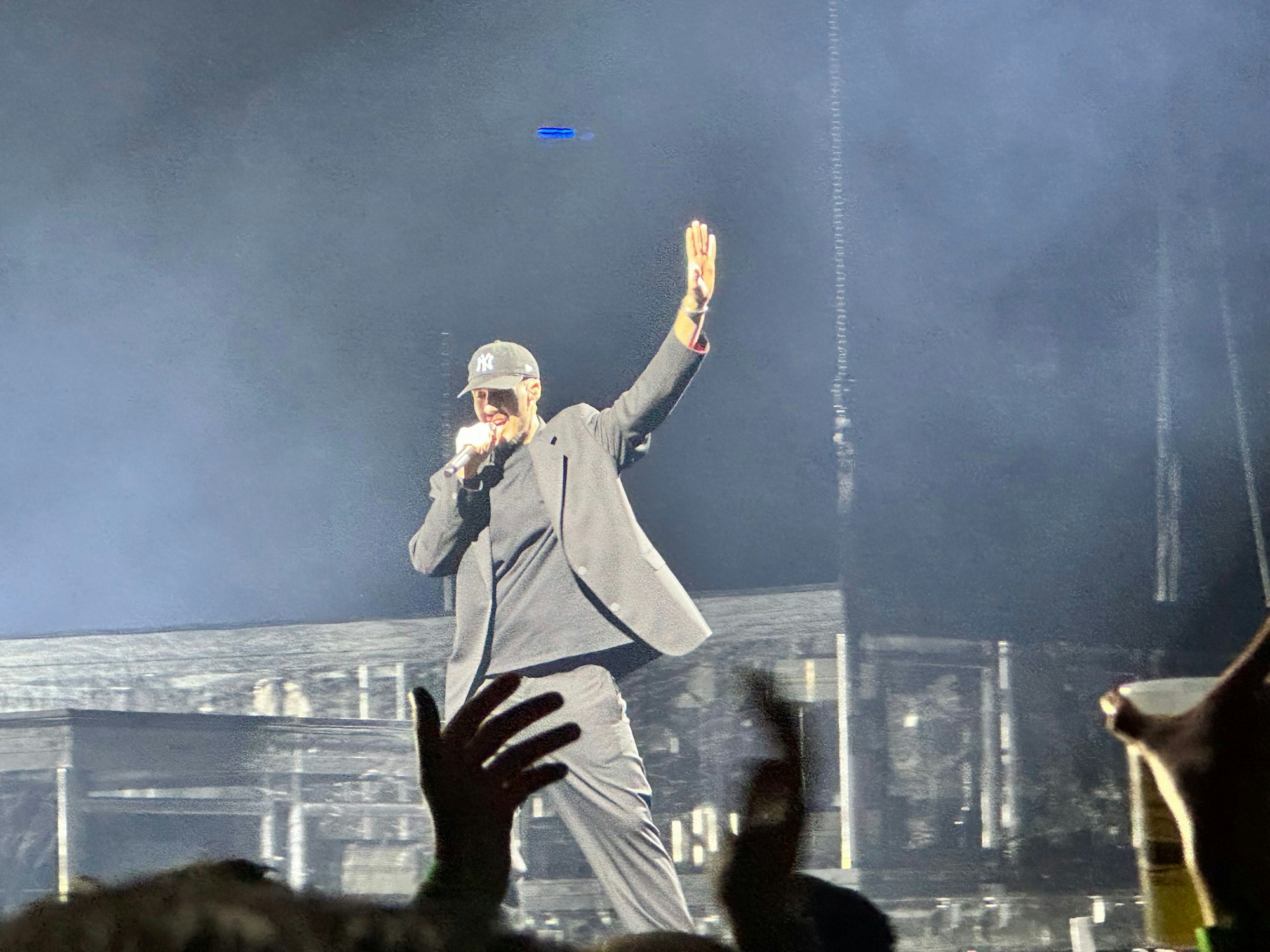 Rapper RIN performt auf der Bühne der Lanxess Arena in Köln (1. Dezember 2023).