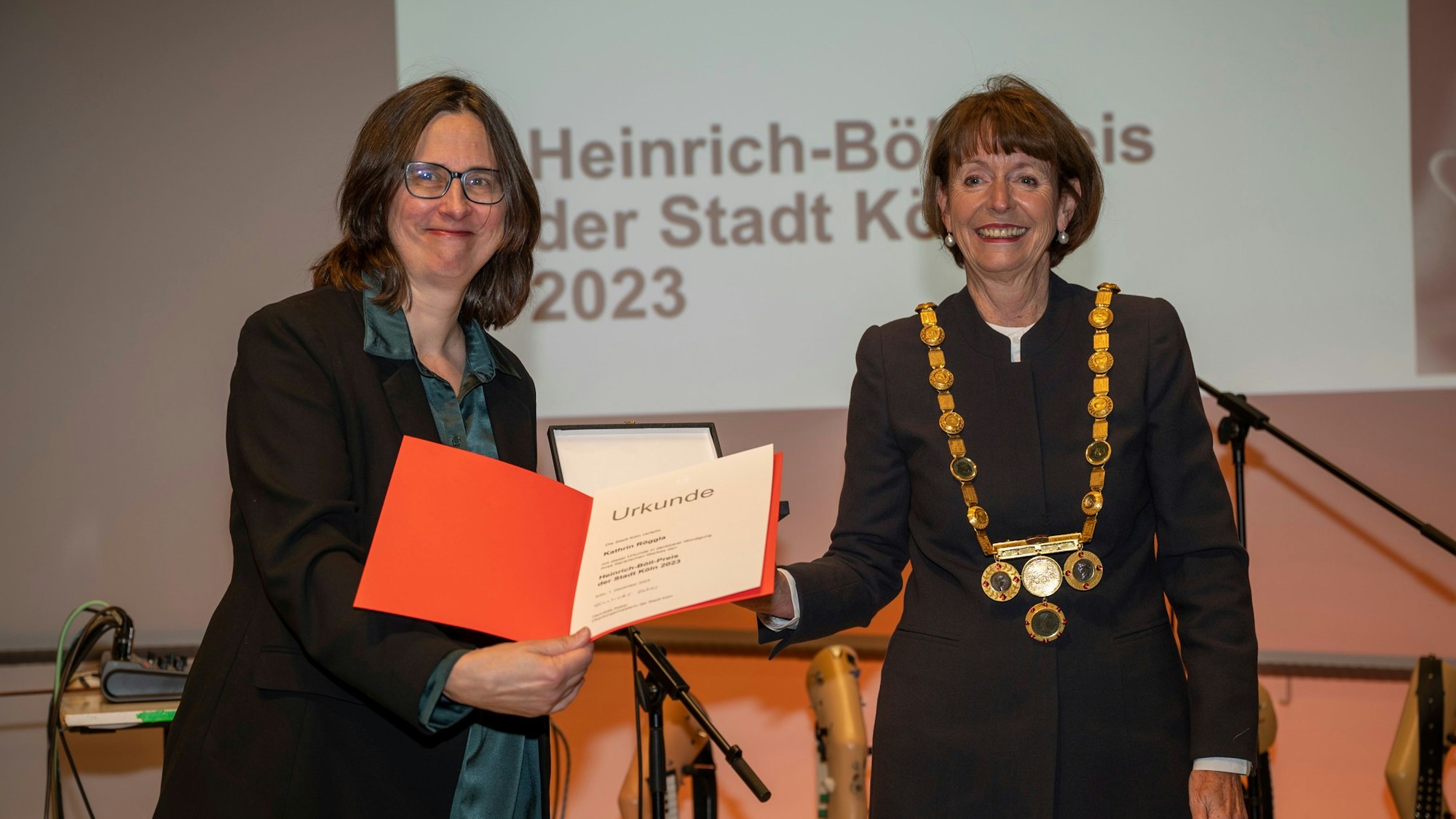 01.12.2023, Köln: Die Oberbürgermeisterin Henriette Reker zeichnet Kathrin Röggla mit dem  Heinrich-Böll-Preis aus.