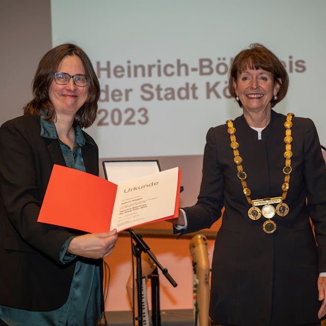 01.12.2023, Köln: Die Oberbürgermeisterin Henriette Reker zeichnet Kathrin Röggla mit dem  Heinrich-Böll-Preis aus.&nbsp;