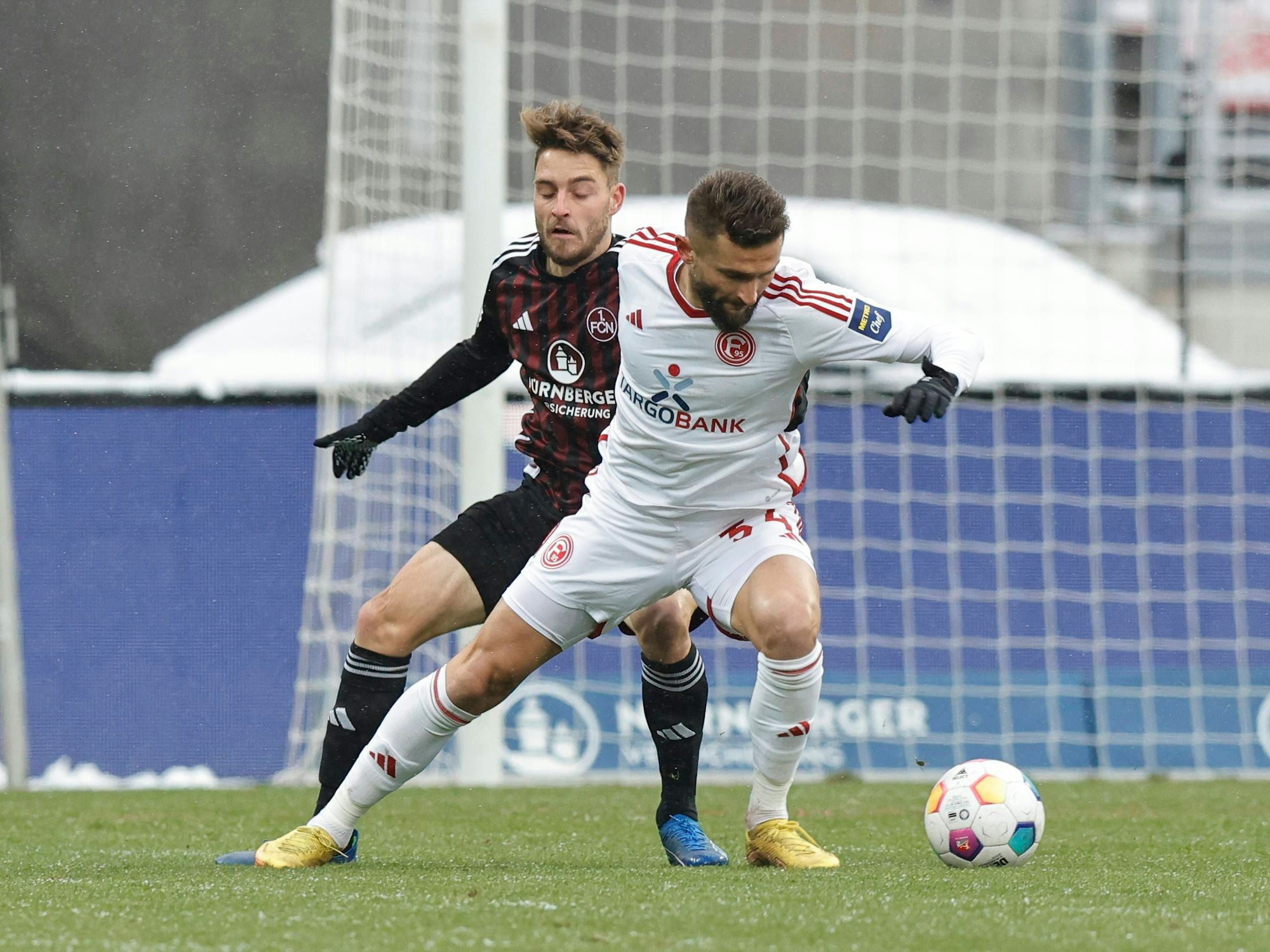 Fortuna Düsseldorfs Nicolas Gavory im Zweikampf mit Nürnbergs Lukas Schleimer.