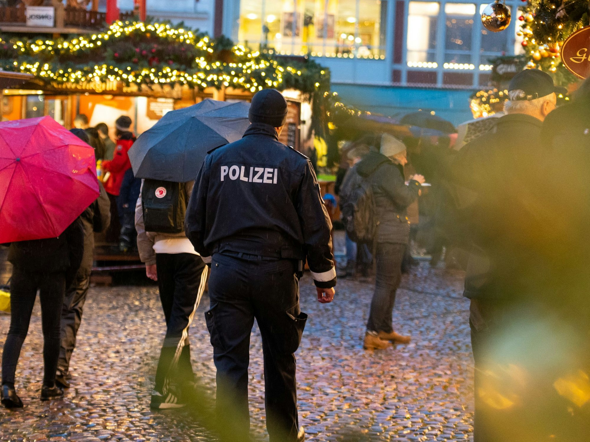 Ein Polizist geht über einen der Lüneburger Weihnachtsmärkte.