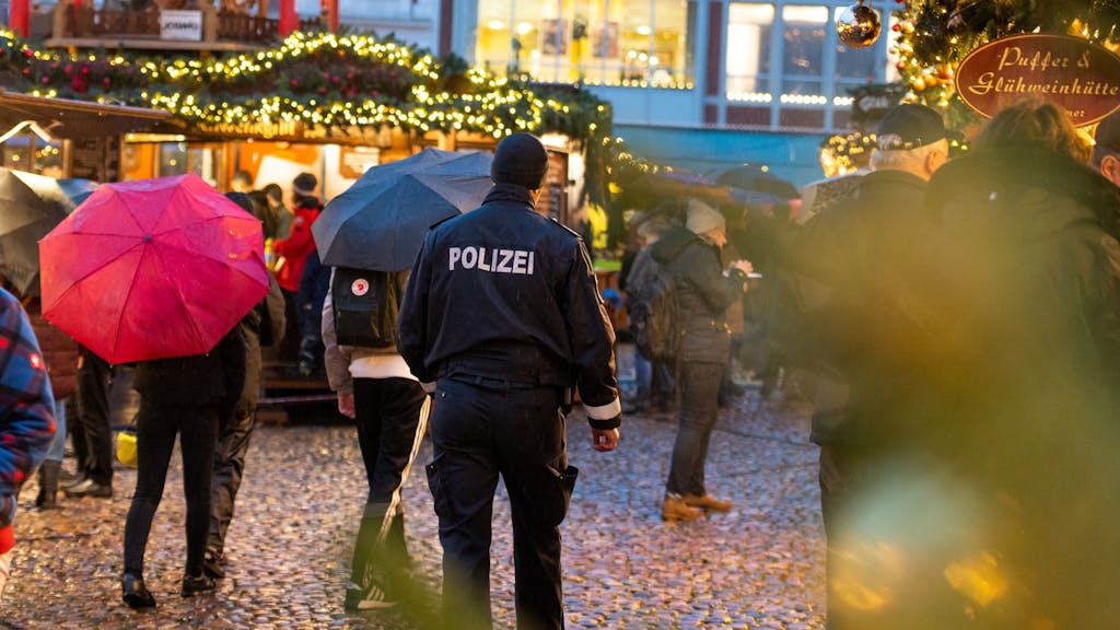 Ein Polizist geht über einen der Lüneburger Weihnachtsmärkte.&nbsp;