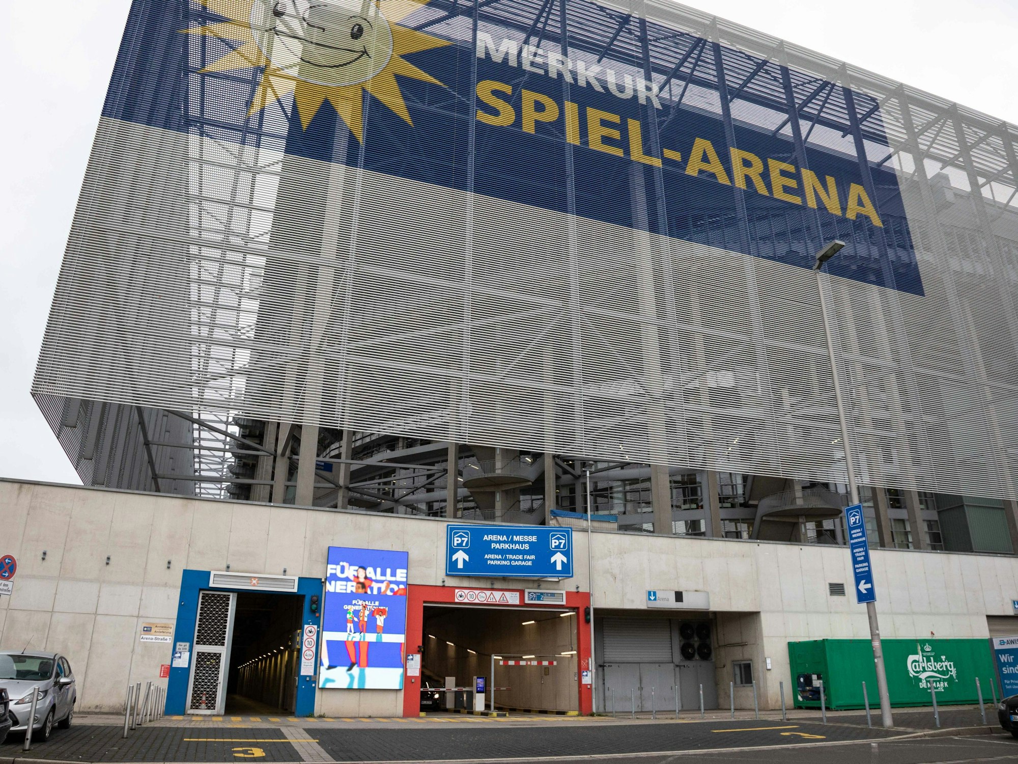 Das Düsseldorfer Stadion von außen.
