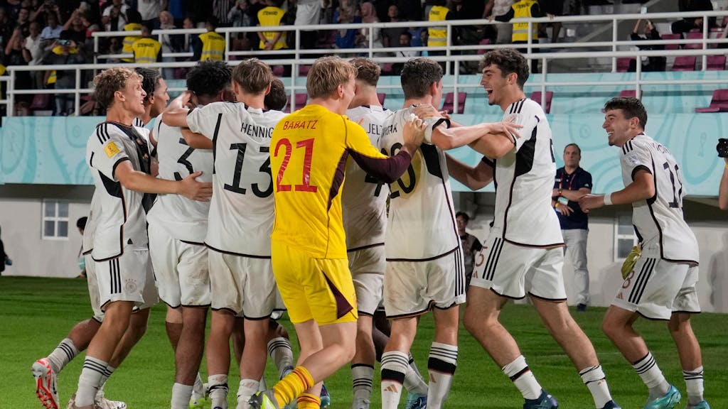 Die deutschen Spieler feiern ihren Sieg.