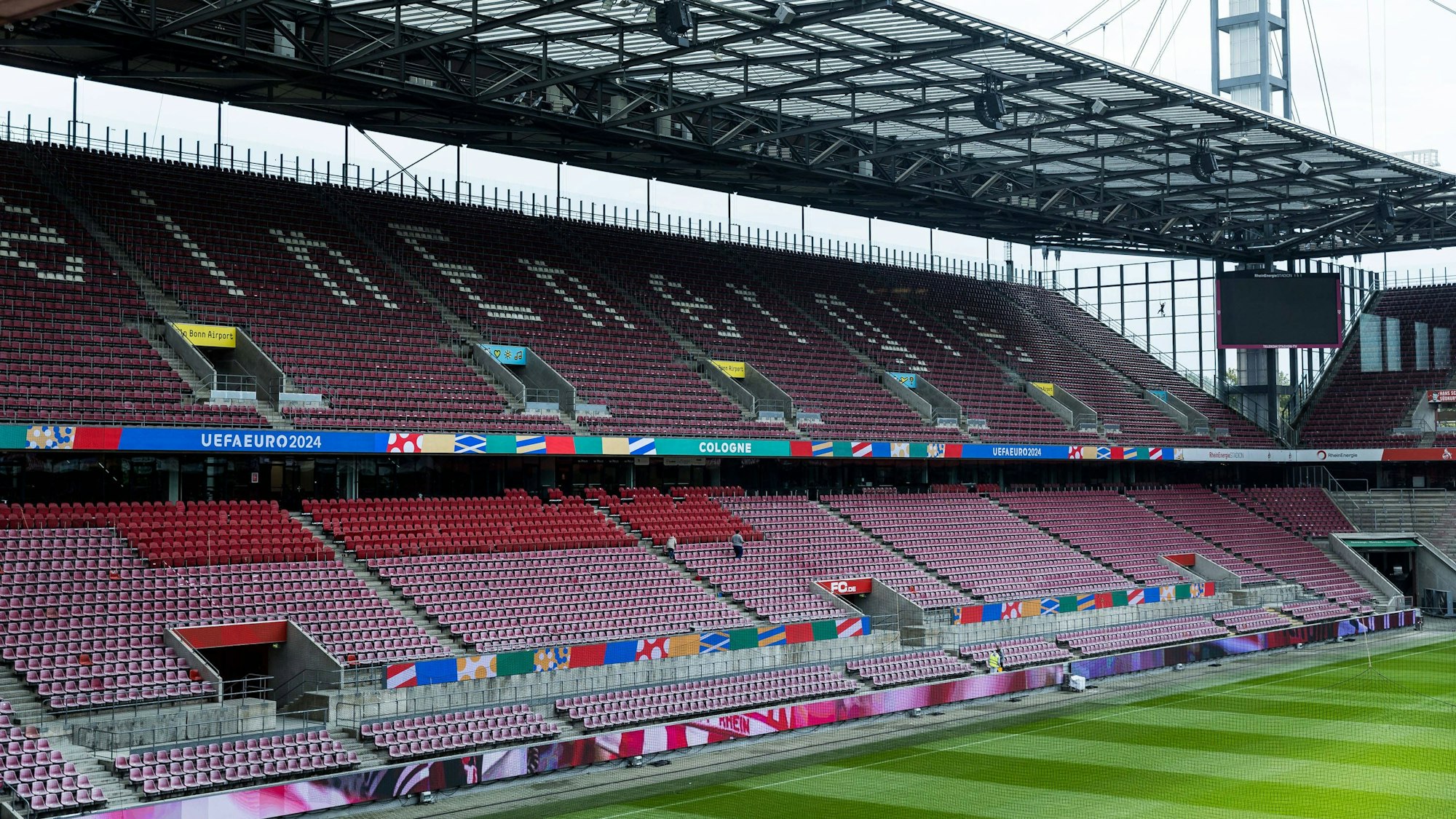 Blick in das Kölner Rhein-Energie-Stadion.