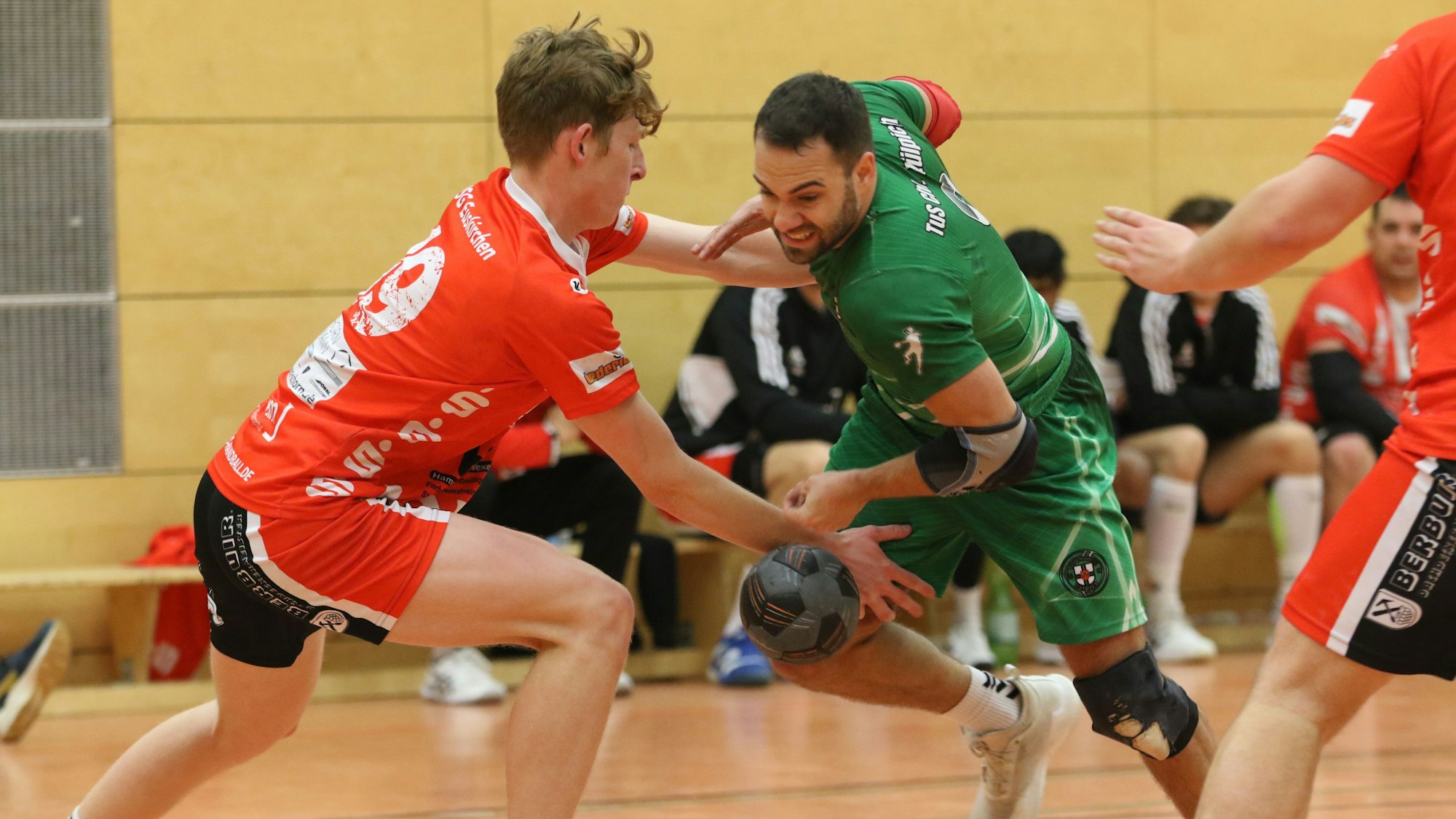 Handballspieler aus Euskirchen (in Rot) und Zülpich (in Grün) kämpfen um den Ball.